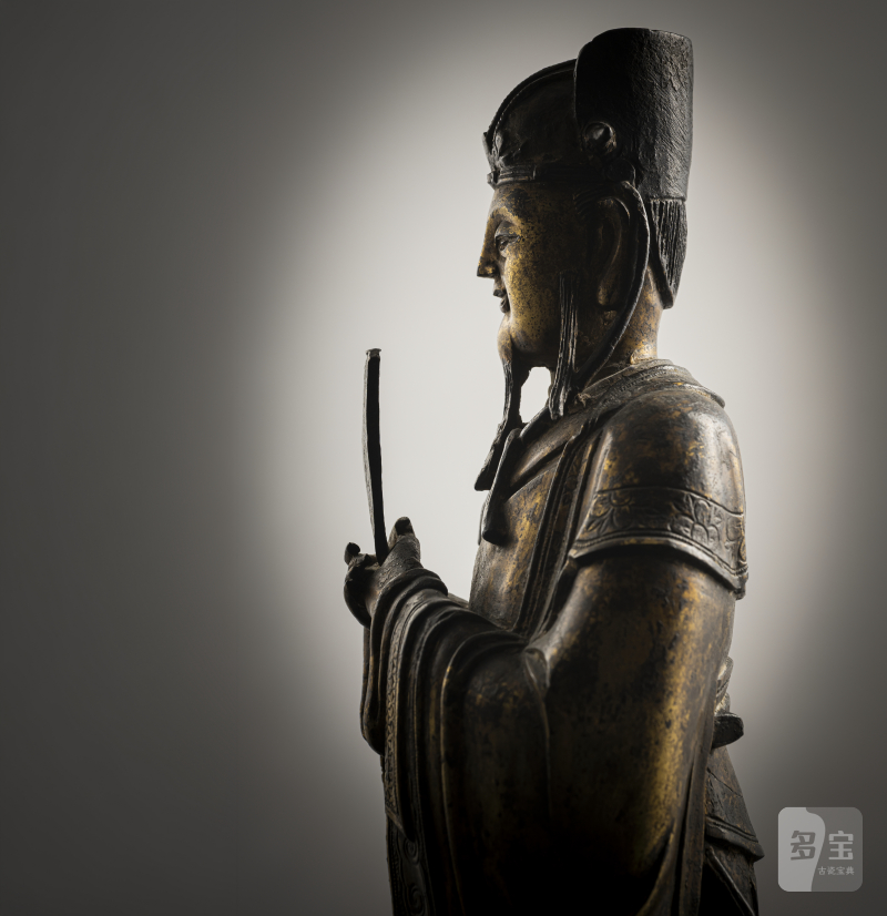 A gilt-bronze of Tianguan on a pedestal, holding a sceptre - 图4